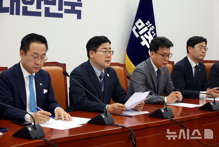 [서울=뉴시스] 고승민 기자 = 박찬대 더불어민주당 대표 직무대행 겸 원내대표가 22일 서울 여의도 국회에서 열린 원내대책회의에서 발언하고 있다. 2025.04.22. kkssmm99@newsis.com