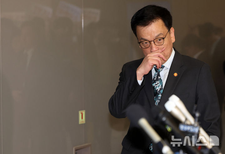 [인천공항=뉴시스] 이영환 기자 = 최상목 경제부총리 겸 기획재정부 장관이 22일 오전 인천국제공항 제2여객터미널을 통해 미국 워싱턴 D.C.로 출국하고 있다.최상목 경제부총리 겸 기획재정부 장관은 오는 23일~25일(현지시간) 미국 워싱턴 D.C.에서 개최되는 주요 20개국(G20) 재무장관 회의 및 국제통화금융위원회(IMFC)에 참석하며 24일(현지시간)에는 안덕근 산업통상자원부 장관과 함께 2+2 통상협의에 참여할 예정이다. 이 협의에는 스콧 베센트 미 재무부 장관, 제이미슨 그리어 무역대표부(USTR) 대표가 마주한다. 2025.04.22. 20hwan@newsis.com