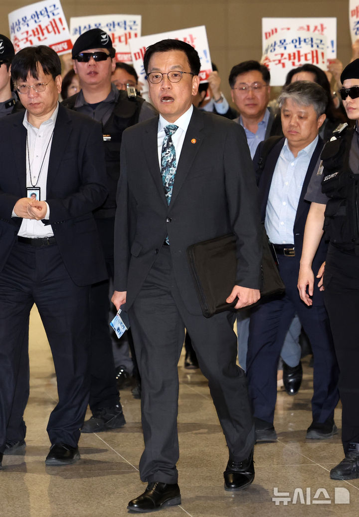 [인천공항=뉴시스] 이영환 기자 = 최상목 경제부총리 겸 기획재정부 장관이 22일 오전 인천국제공항 제2여객터미널을 통해 미국 워싱턴 D.C.로 출국하고 있다.최상목 경제부총리 겸 기획재정부 장관은 오는 23일~25일(현지시간) 미국 워싱턴 D.C.에서 개최되는 주요 20개국(G20) 재무장관 회의 및 국제통화금융위원회(IMFC)에 참석하며 24일(현지시간)에는 안덕근 산업통상자원부 장관과 함께 2+2 통상협의에 참여할 예정이다. 이 협의에는 스콧 베센트 미 재무부 장관, 제이미슨 그리어 무역대표부(USTR) 대표가 마주한다. 2025.04.22. 20hwan@newsis.com