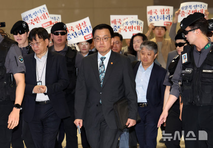 [인천공항=뉴시스] 이영환 기자 = 최상목 경제부총리 겸 기획재정부 장관이 22일 오전 인천국제공항 제2여객터미널을 통해 미국 워싱턴 D.C.로 출국하고 있다.최상목 경제부총리 겸 기획재정부 장관은 오는 23일~25일(현지시간) 미국 워싱턴 D.C.에서 개최되는 주요 20개국(G20) 재무장관 회의 및 국제통화금융위원회(IMFC)에 참석하며 24일(현지시간)에는 안덕근 산업통상자원부 장관과 함께 2+2 통상협의에 참여할 예정이다. 이 협의에는 스콧 베센트 미 재무부 장관, 제이미슨 그리어 무역대표부(USTR) 대표가 마주한다. 2025.04.22. 20hwan@newsis.com