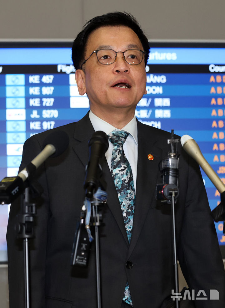 [인천공항=뉴시스] 이영환 기자 = 최상목 경제부총리 겸 기획재정부 장관이 22일 오전 인천국제공항 제2여객터미널에서 미국 워싱턴 D.C. 출국을 앞두고 발언을 하고 있다.최상목 경제부총리 겸 기획재정부 장관은 오는 23일~25일(현지시간) 미국 워싱턴 D.C.에서 개최되는 주요 20개국(G20) 재무장관 회의 및 국제통화금융위원회(IMFC)에 참석하며 24일(현지시간)에는 안덕근 산업통상자원부 장관과 함께 2+2 통상협의에 참여할 예정이다. 이 협의에는 스콧 베센트 미 재무부 장관, 제이미슨 그리어 무역대표부(USTR) 대표가 마주한다. 2025.04.22. 20hwan@newsis.com