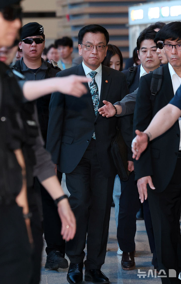 [인천공항=뉴시스] 이영환 기자 = 최상목 경제부총리 겸 기획재정부 장관이 22일 오전 인천국제공항 제2여객터미널을 통해 미국 워싱턴 D.C.로 출국하고 있다.최상목 경제부총리 겸 기획재정부 장관은 오는 23일~25일(현지시간) 미국 워싱턴 D.C.에서 개최되는 주요 20개국(G20) 재무장관 회의 및 국제통화금융위원회(IMFC)에 참석하며 24일(현지시간)에는 안덕근 산업통상자원부 장관과 함께 2+2 통상협의에 참여할 예정이다. 이 협의에는 스콧 베센트 미 재무부 장관, 제이미슨 그리어 무역대표부(USTR) 대표가 마주한다. 2025.04.22. 20hwan@newsis.com