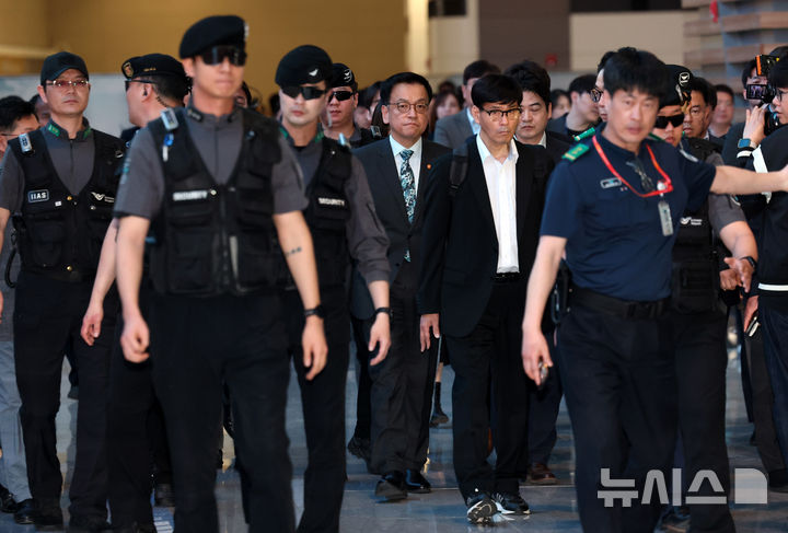 [인천공항=뉴시스] 이영환 기자 = 최상목 경제부총리 겸 기획재정부 장관이 22일 오전 인천국제공항 제2여객터미널을 통해 미국 워싱턴 D.C.로 출국하고 있다.최상목 경제부총리 겸 기획재정부 장관은 오는 23일~25일(현지시간) 미국 워싱턴 D.C.에서 개최되는 주요 20개국(G20) 재무장관 회의 및 국제통화금융위원회(IMFC)에 참석하며 24일(현지시간)에는 안덕근 산업통상자원부 장관과 함께 2+2 통상협의에 참여할 예정이다. 이 협의에는 스콧 베센트 미 재무부 장관, 제이미슨 그리어 무역대표부(USTR) 대표가 마주한다. 2025.04.22. 20hwan@newsis.com