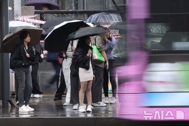 [서울=뉴시스] 김명년 기자 = 비가 내린 22일 오전 서울 종로구 세종대로 사거리에서 우산을 쓴 시민들이 버스를 기다리고 있다. 2025.04.22. kmn@newsis.com