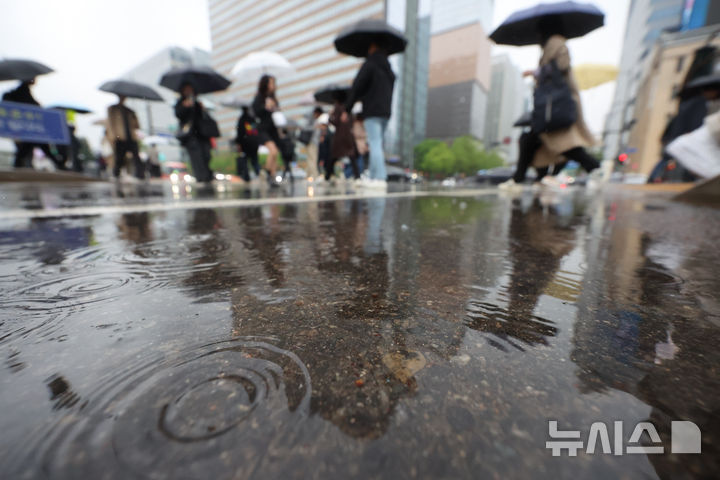 [서울=뉴시스] 김명년 기자 = 비가 내린 22일 오전 서울 종로구 세종대로 사거리에서 우산을 쓴 시민들이 발걸음을 재촉하고 있다. 2025.04.22. kmn@newsis.com