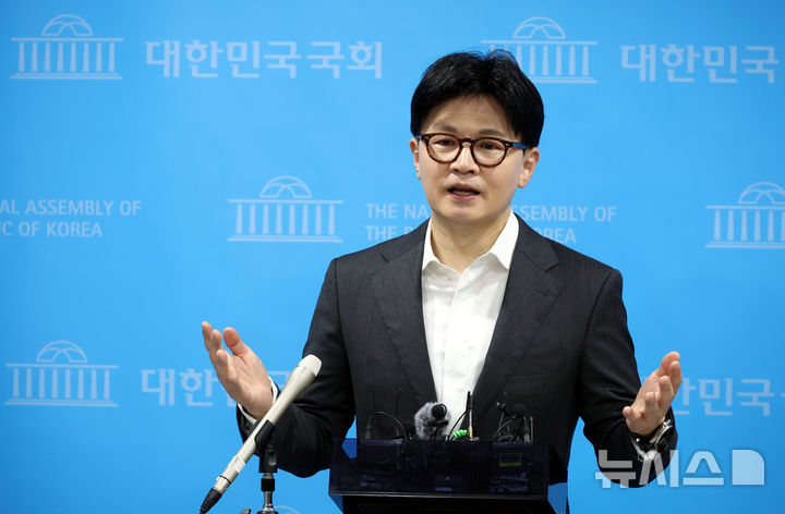 [서울=뉴시스] 조성봉 기자 = 한동훈 제21대 대통령 선거 국민의힘 경선 후보가 22일 오전 서울 여의도 국회 소통관에서 정책 비전 발표를 마치고 취재진의 질문에 답변하고 있다. 2025.04.22. suncho21@newsis.com