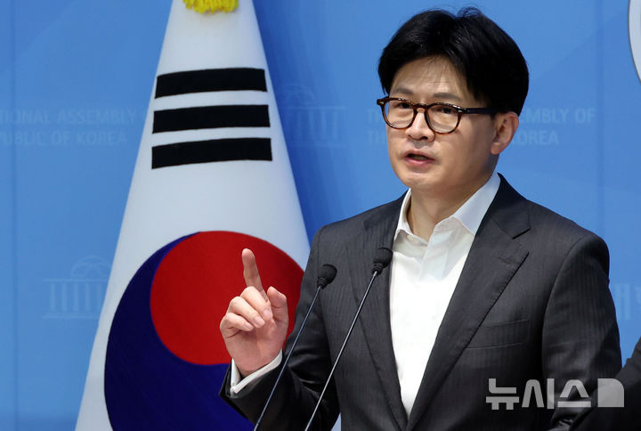 [서울=뉴시스] 조성봉 기자 = 한동훈 제21대 대통령 선거 국민의힘 경선 후보가 22일 오전 서울 여의도 국회 소통관에서 정책 비전 발표를 하고 있다. 2025.04.22. suncho21@newsis.com