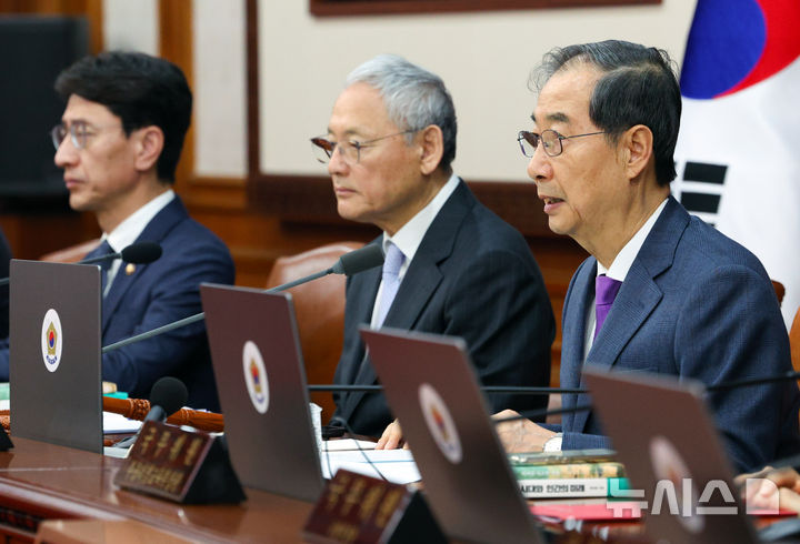 [서울=뉴시스] 고범준 기자 = 한덕수 대통령 권한대행 국무총리가 22일 서울 종로구 정부서울청사에서 열린 국무회의를 주재하고 있다. 2025.04.22. bjko@newsis.com