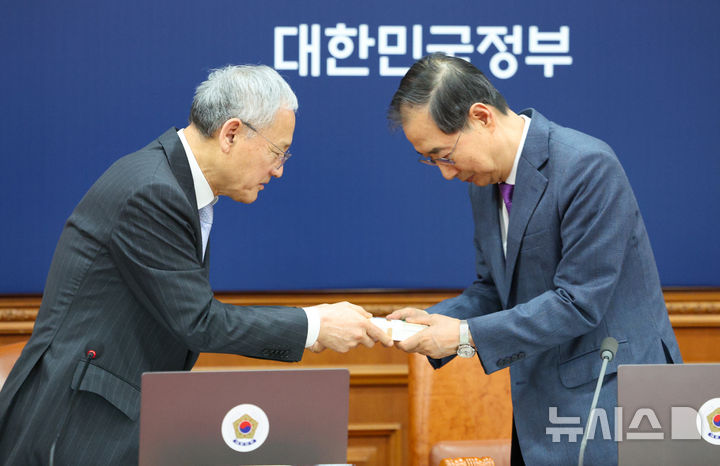 [서울=뉴시스] 고범준 기자 = 한덕수 대통령 권한대행 국무총리가 세계 책의 날을 하루 앞둔 22일 서울 종로구 정부서울청사에서 열린 국무회의에 참석해 유인촌 문화체육관광부 장관으로부터 책 선물을 받고 있다. 2025.04.22. 2025.04.22. bjko@newsis.com