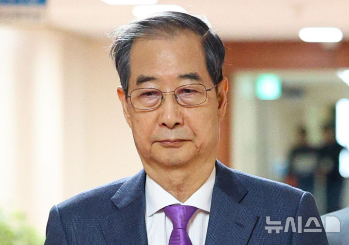 [서울=뉴시스] 고범준 기자 = 한덕수 대통령 권한대행 국무총리가 22일 서울 종로구 정부서울청사에서 열린 국무회의에 입장하고 있다. 2025.04.22. bjko@newsis.com