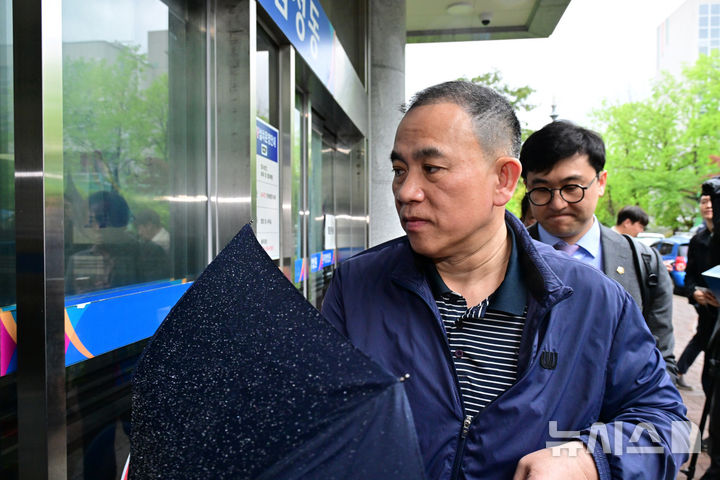 [창원=뉴시스] 차용현 기자 = 22일 오전 최근 보석으로 풀려난 정치 브로커 명태균 씨가 경남 창원시 성산구 창원지방법원에서 열린 제4차 공판에 출석하고 있다. 2025.04.22.con@newsis.com