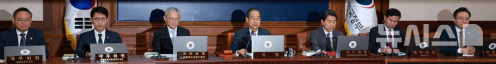 [서울=뉴시스] 고범준 기자 = 한덕수(가운데) 대통령 권한대행 국무총리가 22일 서울 종로구 정부서울청사에서 열린 국무회의에서 발언하고 있다. 2025.04.22. bjko@newsis.com