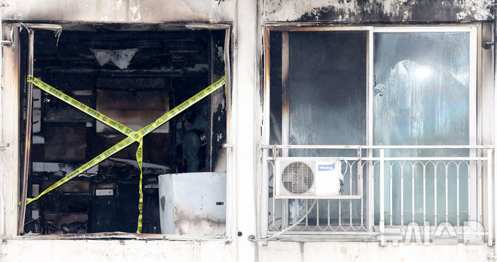 [서울=뉴시스] 추상철 기자 = 22일 오전 방화 사고가 발생한 서울 관악구 봉천동의 한 아파트에서 경찰과 소방, 한국전기안전공사가 합동 현장감식을 하고 있다. 2025.04.22. scchoo@newsis.com