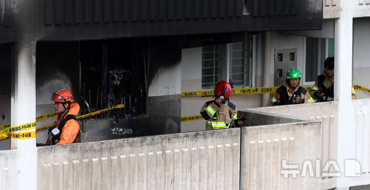 [서울=뉴시스] 추상철 기자 = 22일 오전 방화 사고가 발생한 서울 관악구 봉천동의 한 아파트에서 경찰과 소방, 한국전기안전공사가 합동 현장감식을 하고 있다. 2025.04.22. scchoo@newsis.com