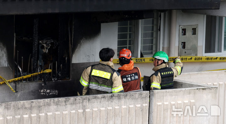 [서울=뉴시스] 추상철 기자 = 22일 오전 방화 사고가 발생한 서울 관악구 봉천동의 한 아파트에서 경찰과 소방, 한국전기안전공사가 합동 현장감식을 하고 있다. 2025.04.22. scchoo@newsis.com