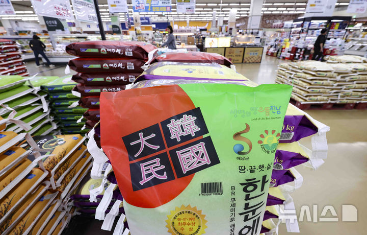 [서울=뉴시스] 김근수 기자 = 일본 쌀 가격이 폭등하면서 35년만에 한국쌀을 수입하는 가운데 22일 서울 서초구 농협 하나로마트 양재점에 쌀이 진열돼 있다.&nbsp; 일본 총무성이 지난 18일 발표한 '3월 소비자물가'에 따르면 일본 전국 쌀값의 평균은 5kg이 4214엔(약 4만 2000원)으로, 전년 동월 대비 92.1%나 올랐다. 1971년 1월 이후 54년 만에 가장 큰 폭의 상승률이다. 일본의 농협 온라인 쇼핑몰과 도쿄 신오쿠보의 한국슈퍼마켓에서 팔린 이 쌀들은 전남 해남군 옥천농협에서 생산한 땅끝햇살 브랜드로 모두 완판됐다. 2025.04.22. ks@newsis.com