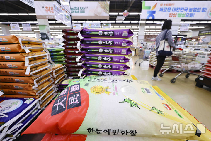 [서울=뉴시스] 김근수 기자 = 한국산 쌀의 일본 수출량이 2025년 상반기(1~6월) 급증해 통계가 시작된 1990년 이래 최대치를 기록했다고 4일 니혼게이자이신문(닛케이)이 보도했다. 사진은 지난 4월 22일 서울 서초구 농협 하나로마트 양재점에 쌀이 진열돼 있는 모습. 2025.08.04. ks@newsis.com