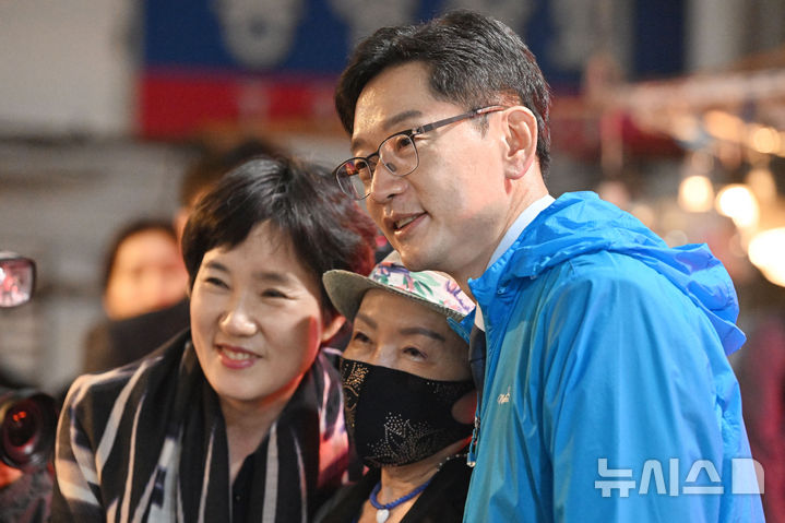 [광주=뉴시스] 이영주 기자 = 김경수 제21대 대통령 선거 더불어민주당 경선 후보와 아내 김정순(왼쪽)씨가 22일 오전 광주 서구 양동시장에서 지지자와 기념사진을 찍고 있다. 2025.04.22. leeyj2578@newsis.com