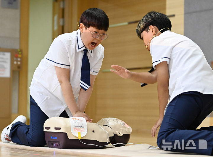 [수원=뉴시스] 김종택 기자 = 22일 경기 수원시 경기도인재개발원에서 열린 '제14회 경기도민 심폐소생술 경연대회'에 참가한 학생들이 상황극과 함께 심폐소생술을 시연하고 있다. 2025.04.22. jtk@newsis.com