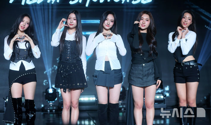 [서울=뉴시스] 김혜진 기자 = 그룹 VVS(왼쪽부터 브리트리, 아일리, 라나, 지우, 리원)가 22일 오후 서울 강남구 일지아트홀에서 열린 데뷔 싱글 'TEA' 발매 기념 쇼케이스에서 포즈를 취하고 있다. 2025.04.22. jini@newsis.com