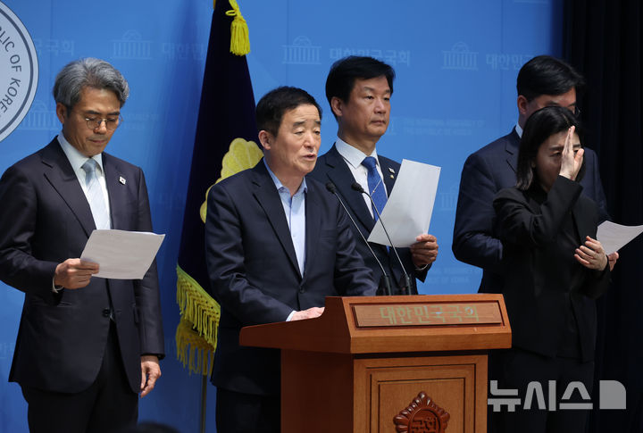 [서울=뉴시스] 고승민 기자 = 더불어민주당 김기표(왼쪽부터), 강득구, 박균택, 정준호(오른쪽) 의원이 22일 서울 여의도 국회 소통관에서 이재명 대선 후보에 대한 악의적 허위사실 유포 고발 기자회견을 하고 있다. 2025.04.22. kkssmm99@newsis.com
