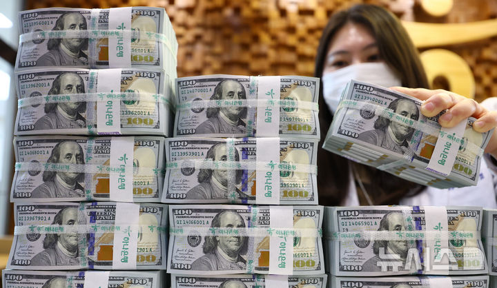 [서울=뉴시스] 황준선 기자 = 22일 서울 중구 하나은행 위변조대응센터에서 직원이 달러화를 정리하고 있다. 도널드 트럼프 미국 대통령이 제롬 파월 미국 연방준비제도 의장에게 금리 인하를 압박하며 연준의 독립성 침해 우려가 커지자 주요 6개국 통화대비 달러의 상대적 가치를 의미하는 달러 지수가 2022년 3월 이후 3년 만에 최저치인 98대 초반으로 떨어지는 등 달러 가치 하락이 지속되고 있다. 2025.04.22. hwang@newsis.com