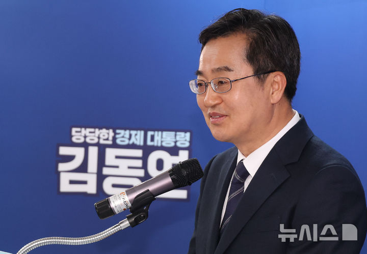[서울=뉴시스] 조성봉 기자= 김동연 더불어민주당 대선 경선 후보가 22일 오후 서울 여의도 캠프 사무실에서 수도권 공통 공약 및 비정규직 관련 정책 공약을 발표하고 있다. 2025.04.22. suncho21@newsis.com