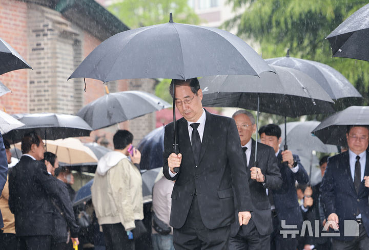 [서울=뉴시스] 최진석 기자 = 한덕수 대통령 권한대행 국무총리가 22일 서울 명동대성당 지하성당에 마련된 프란치스코 교황 빈소 조문을 마친 후 이동하고 있다. (대통령실통신사진기자단) 2025.04.22. myjs@newsis.com