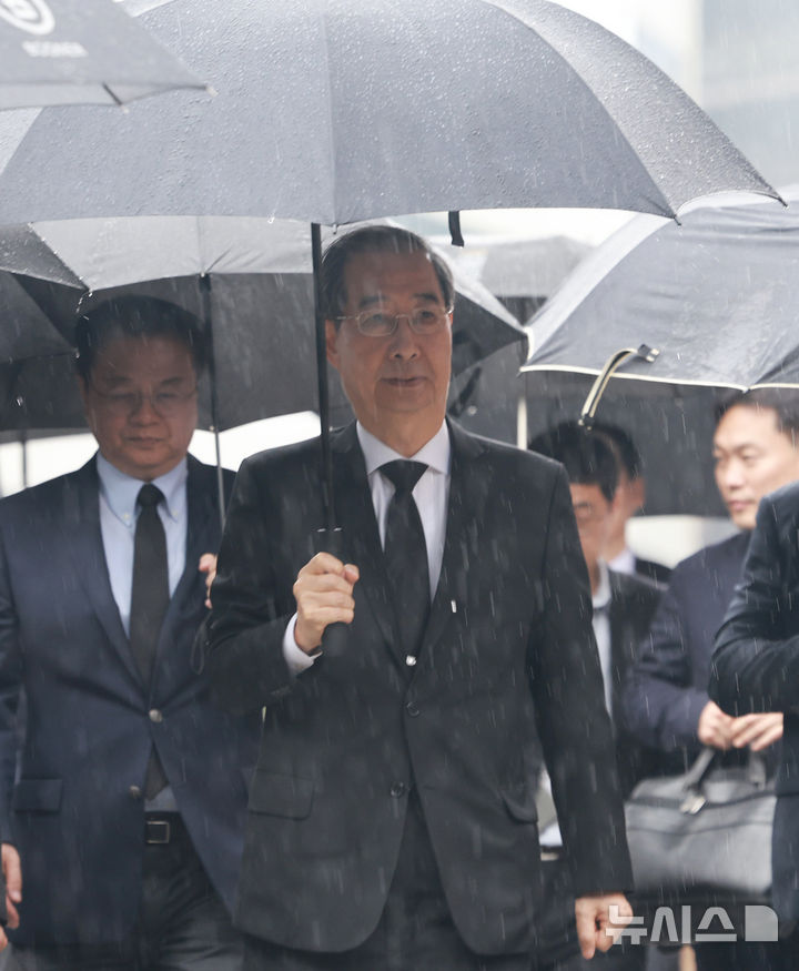 [서울=뉴시스] 최진석 기자 = 한덕수 대통령 권한대행 국무총리가 22일 서울 명동대성당 지하성당에 마련된 프란치스코 교황 빈소 조문을 위해 이동하고 있다. (대통령실통신사진기자단) 2025.04.22. myjs@newsis.com