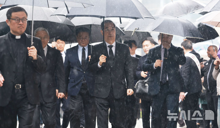 [서울=뉴시스] 최진석 기자 = 한덕수 대통령 권한대행 국무총리가 22일 서울 명동대성당 지하성당에 마련된 프란치스코 교황 빈소 조문을 위해 이동하고 있다. (대통령실통신사진기자단) 2025.04.22. myjs@newsis.com
