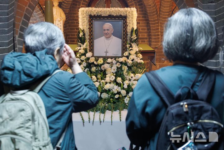 [서울=뉴시스] 사진공동취재단 = 22일 서울 중구 명동대성당 지하성당에 마련된 프란치스코 교황의 빈소를 찾은 조문객들이 조문하고 있다. 2025.04.22. photo@newsis.com