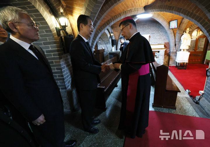 [서울=뉴시스] 최진석 기자 = 한덕수 대통령 권한대행 국무총리가 22일 서울 명동대성당 지하성당에 마련된 프란치스코 교황 빈소를 찾아 조문에 앞서 천주교 서울대교구장인 정순택 대주교와 인사하고 있다. (대통령실통신사진기자단) 2025.04.22. myjs@newsis.com