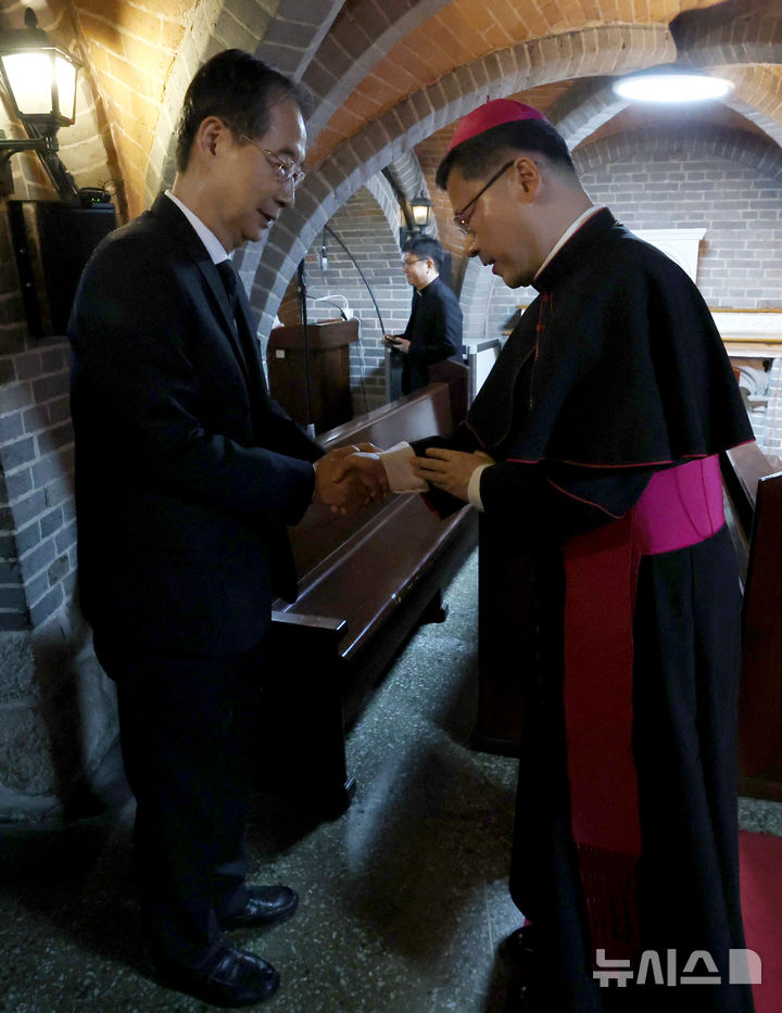 [서울=뉴시스] 최진석 기자 = 한덕수 대통령 권한대행 국무총리가 22일 서울 명동대성당 지하성당에 마련된 프란치스코 교황 빈소를 찾아 조문에 앞서 천주교 서울대교구장인 정순택 대주교와 인사하고 있다. (대통령실통신사진기자단) 2025.04.22. myjs@newsis.com