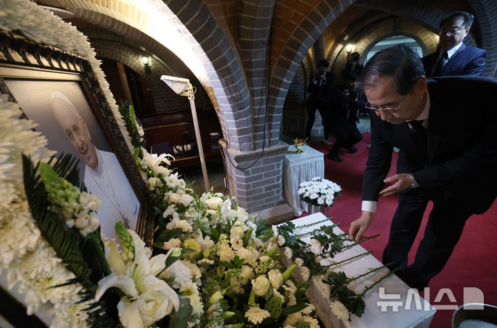 [서울=뉴시스] 최진석 기자 = 한덕수 대통령 권한대행 국무총리가 22일 서울 명동대성당 지하성당에 마련된 프란치스코 교황 빈소를 찾아 조문하고 있다. (대통령실통신사진기자단) 2025.04.22. myjs@newsis.com