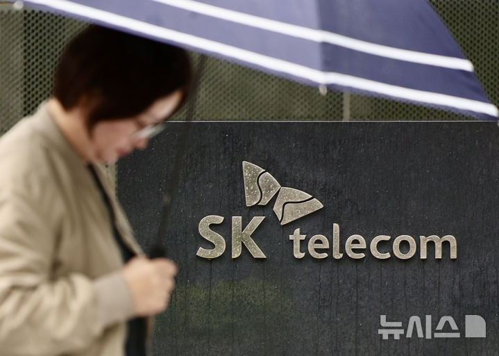 [서울=뉴시스] 김명년 기자 = SK텔레콤이 지난 19일 11시40분께 악성코드 공격으로 가입자 유심(USIM) 정보 일부가 유출된 정황을 확인했다. 이와 관련, SK텔레콤은 이튿날인 20일 한국인터넷진흥원(KISA) 22일 개인정보보호위원회에 각각 신고했다. 이에 정부는 SK텔레콤 개인정보 유출 등 피해현황, 보안취약점 등 사고의 중대성을 고려해 과기정통부 정보보호네트워크정책관을 단장으로 하는 비상대책반을 구성하고 보다 면밀한 대응에 나선다. 사진은 22일 서울 중구 SK텔레콤 본사. 2025.04.22. kmn@newsis.com