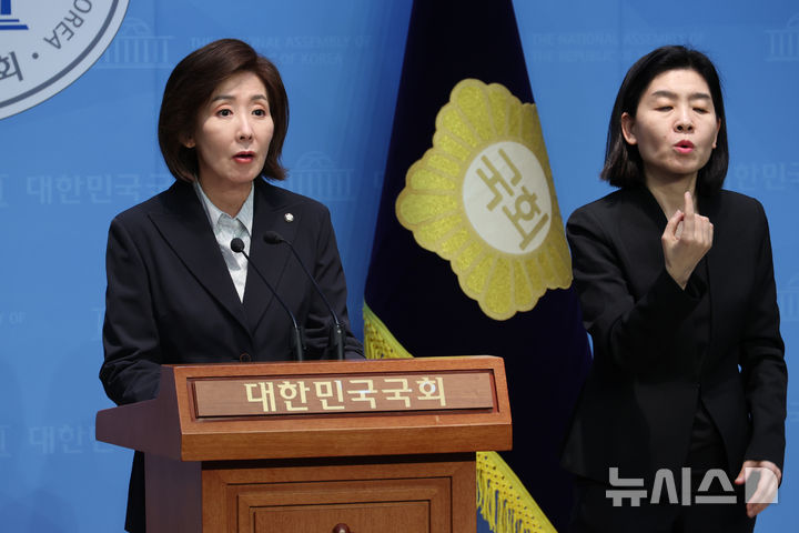 [서울=뉴시스] 조성우 기자 = 나경원(왼쪽) 제21대 대통령 선거 국민의힘 경선 후보가 22일 오후 서울 여의도 국회 소통관에서  부산, 울산, 경남 지역 관련 공약을 발표하고 있다. 2025.04.22. xconfind@newsis.com