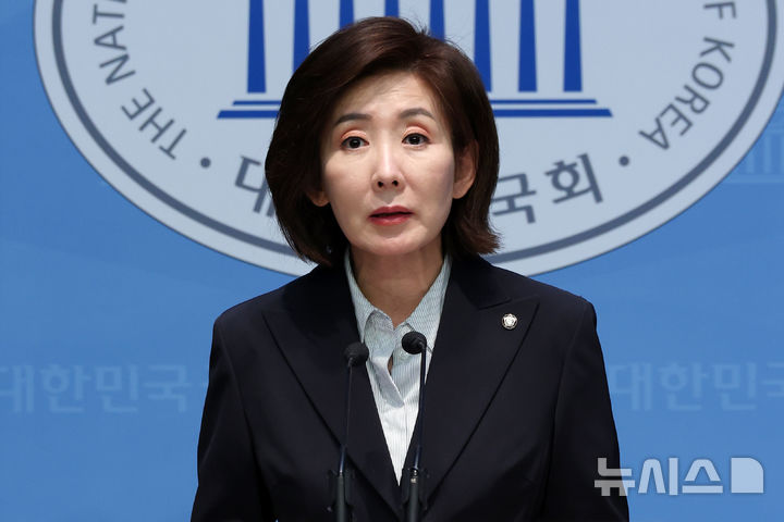 [서울=뉴시스] 조성우 기자 = 나경원 제21대 대통령 선거 국민의힘 경선 후보가 22일 오후 서울 여의도 국회 소통관에서 부산, 울산, 경남 지역 관련 공약을 발표하고 있다. 2025.04.22. xconfind@newsis.com
