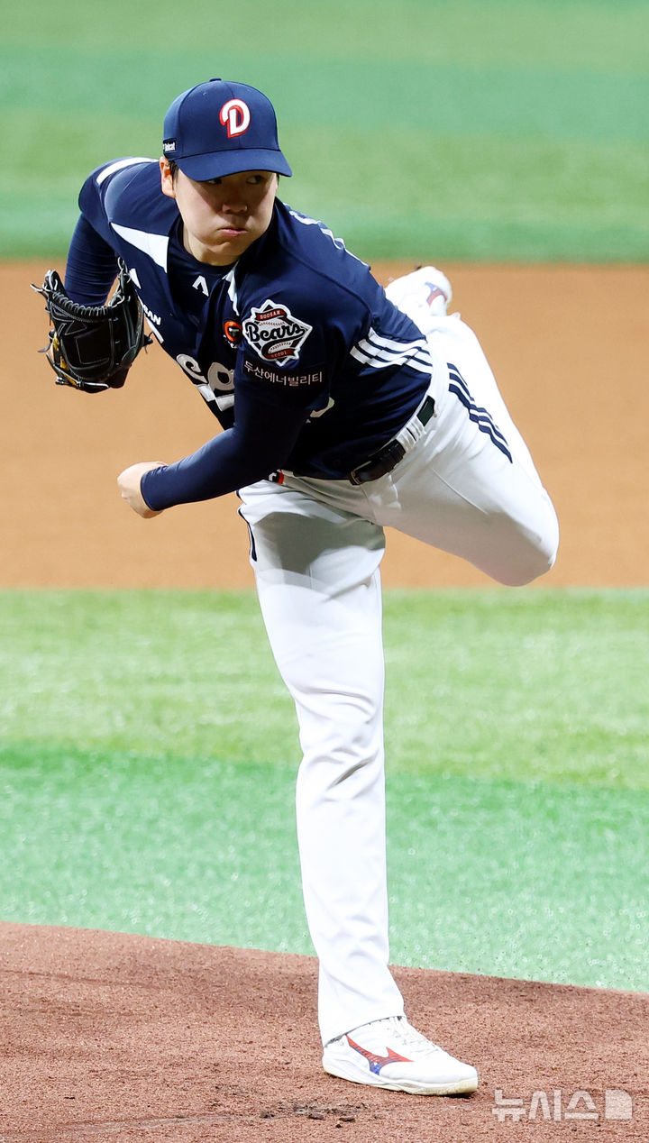 [서울=뉴시스] 박주성 기자 = 22일 오후 서울 구로구 고척스카이돔에서 열린 프로야구 2025 KBO리그 두산 베어스 대 키움 히어로즈의 경기, 두산 선발 최승용이 역투하고 있다. 2025.04.22. park7691@newsis.com