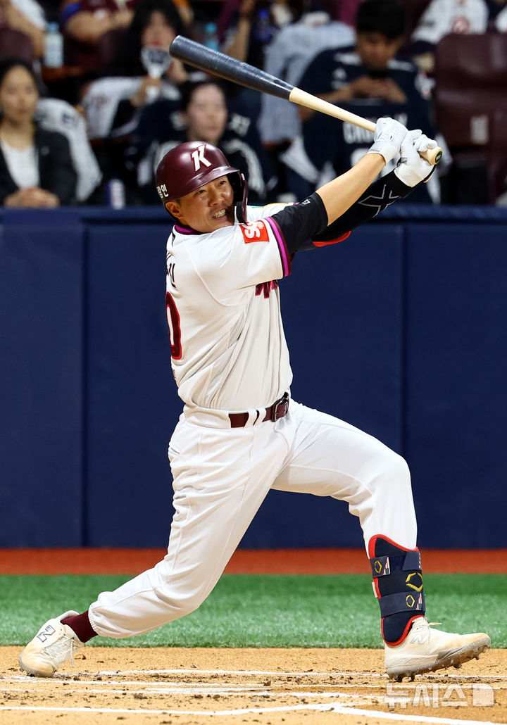 [서울=뉴시스] 박주성 기자 = 22일 오후 서울 구로구 고척스카이돔에서 열린 프로야구 2025 KBO리그 두산 베어스 대 키움 히어로즈의 경기, 2회말 1아웃 주자 1, 2루에서 키움 오선진이 1타점 적시타를 치고 있다. 2025.04.22. park7691@newsis.com