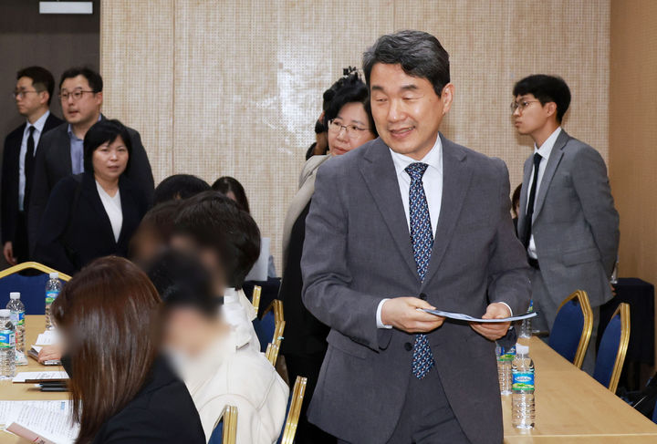 [서울=뉴시스] 홍효식 기자 = 이주호 사회부총리 겸 교육부 장관이 지난 4월22일 서울 강남구 한국과학기술회관에서 열린 의대교육 정상화를 위한 의과대학 학생 간담회'에 참석하고 있다. (사진=교육부 제공) 2025.04.22. photo@newsis.com *재판매 및 DB 금지