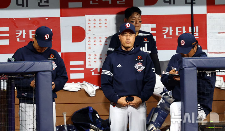 [서울=뉴시스] 박주성 기자 = 22일 오후 서울 구로구 고척스카이돔에서 열린 프로야구 2025 KBO리그 두산 베어스 대 키움 히어로즈의 경기, 두산 이승엽 감독(왼쪽부터)과 박석민 타격코치(오른쪽)가 수첩을 펼쳐서 메모를 하고 있다. 2025.04.22. park7691@newsis.com