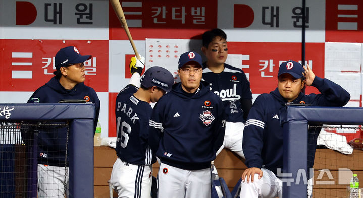 [서울=뉴시스] 박주성 기자 = 지난 4월22일 오후 서울 구로구 고척스카이돔에서 열린 프로야구 2025 KBO리그 두산 베어스 대 키움 히어로즈의 경기, 두산 이승엽 감독(왼쪽부터)과 조성환 퀄리티 컨트롤 코치, 박석민 타격코치가 경기를 지켜보고 있다. 2025.04.22. park7691@newsis.com