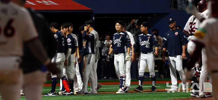 [서울=뉴시스] 박주성 기자 = 지난달 22일 오후 서울 구로구 고척스카이돔에서 열린 프로야구 2025 KBO리그 두산 베어스 대 키움 히어로즈의 경기, 키움에게 5대4로 패한 두산 선수들이 팬들에게 인사를 준비하고 있다. 2025.04.22. park7691@newsis.com