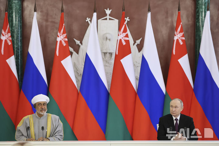 [모스크바=AP/뉴시스] 블라디미르 푸틴 러시아 대통령(오른쪽)과 하이삼 빈 타리크 알사이드 오만 술탄이 22일(현지 시간) 러시아 모스크바 크렘린궁 대궁전에서 정상회담 후 서명식에 참석하고 있다. 2025.04.23.