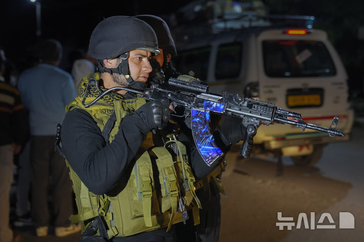 [파할감=AP/뉴시스] 22일(현지 시간) 인도령 카슈미르 파할감에서 무장 괴한들이 관광객들에게 무차별 총격을 가한 사건 후 인도 경찰이 주변을 경계하고 있다. 현지 경찰은 4명의 괴한이 파할감 인근 바이사란 계곡에서 관광객 수십 명에게 총기를 난사해 최소 26명이 숨지고 수십 명이 다쳤다고 밝혔다. 2025.04.23.