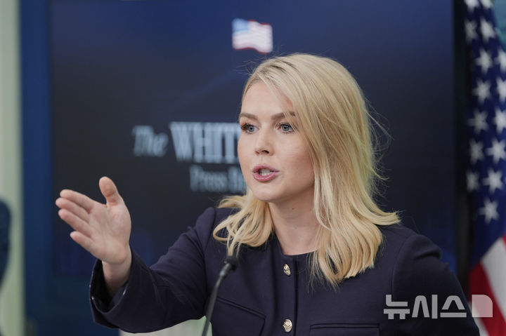 [워싱턴=AP/뉴시스]캐롤라인 레빗 백악관 대변인이 22일(현지 시간) 정례브리핑에서 취재진 질문에 답하고 있다. 2025.04.23.