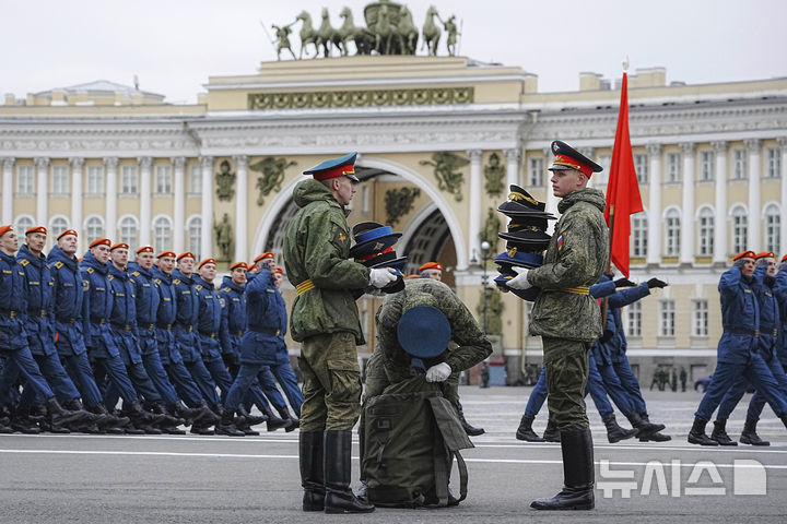 [상트페테르부르크=AP/뉴시스] 22일(현지 시간) 러시아 상트페테르부르크 드보르초바야 광장에서 러시아 군인들이 제2차 세계대전 승리 80주년을 기념하는 전승절을 앞두고 군사 퍼레이드 예행 연습을 하고 있다. 러시아는 5월 9일을 옛 소련이 나치 독일에 승리한 것을 기념하는 전승절로 지정해 국경일로 기리고 있다. 2025.04.23.