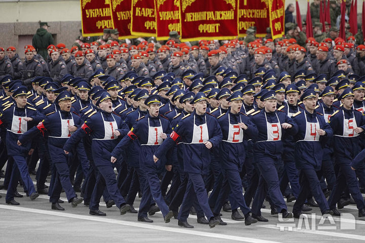 [상트페테르부르크=AP/뉴시스] 22일(현지 시간) 러시아 상트페테르부르크 드보르초바야 광장에서 러시아 군인들이 제2차 세계대전 승리 80주년을 기념하는 전승절을 앞두고 군사 퍼레이드 예행 연습을 하고 있다. 러시아는 5월 9일을 옛 소련이 나치 독일에 승리한 것을 기념하는 전승절로 지정해 국경일로 기리고 있다. 2025.04.29.