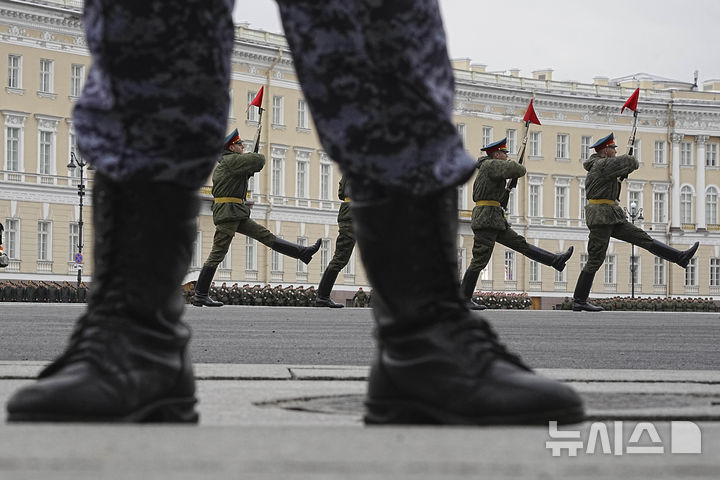 [상트페테르부르크=AP/뉴시스] 22일(현지 시간) 러시아 상트페테르부르크 드보르초바야 광장에서 러시아 군인들이 제2차 세계대전 승리 80주년을 기념하는 전승절을 앞두고 군사 퍼레이드 예행 연습을 하고 있다. 러시아는 5월 9일을 옛 소련이 나치 독일에 승리한 것을 기념하는 전승절로 지정해 국경일로 기리고 있다. 2025.04.23.