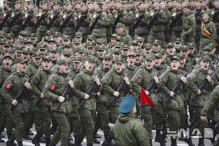 [상트페테르부르크=AP/뉴시스] 22일(현지 시간) 러시아 상트페테르부르크 드보르초바야 광장에서 러시아 군인들이 제2차 세계대전 승리 80주년을 기념하는 전승절을 앞두고 군사 퍼레이드 예행 연습을 하고 있다. 러시아는 5월 9일을 옛 소련이 나치 독일에 승리한 것을 기념하는 전승절로 지정해 국경일로 기리고 있다. 2025.04.23.